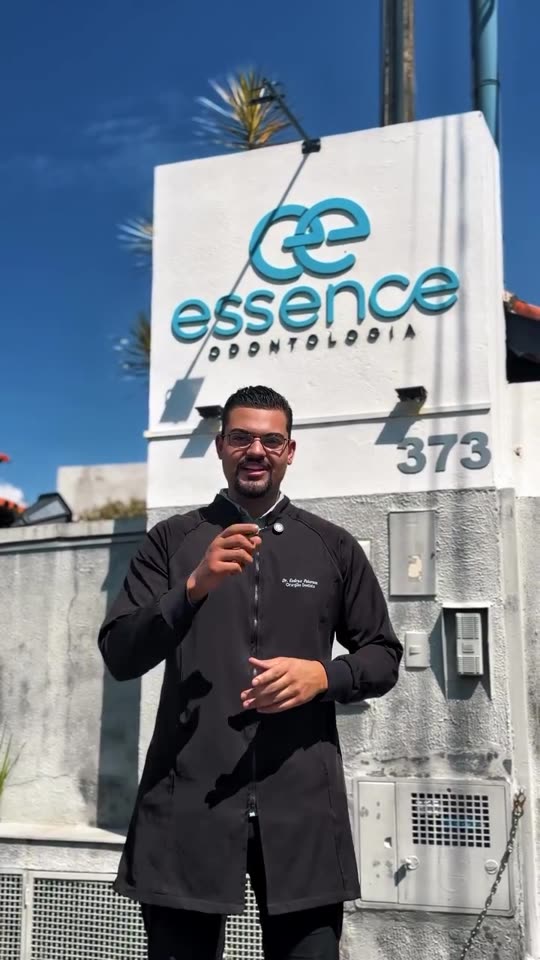 Fachada da Essence Odontologia, número 373, com o Dr. Esdras Peterson à frente
